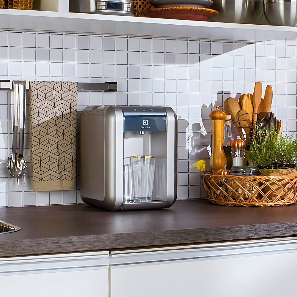 Purificador de Água Gelada Fria e Natural Elétrico Compacto Eletronico Electrolux Cinza Prata, Painel Touch Bivolt PE11X