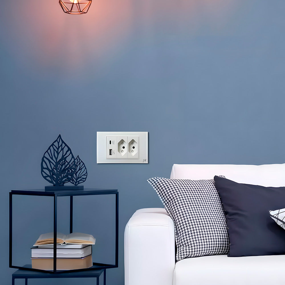 Tomada, Padrão Brasileiro, Com Uma Entrada USB e USB-C, 10A, Paínel Em Vidro Temperado - Branco