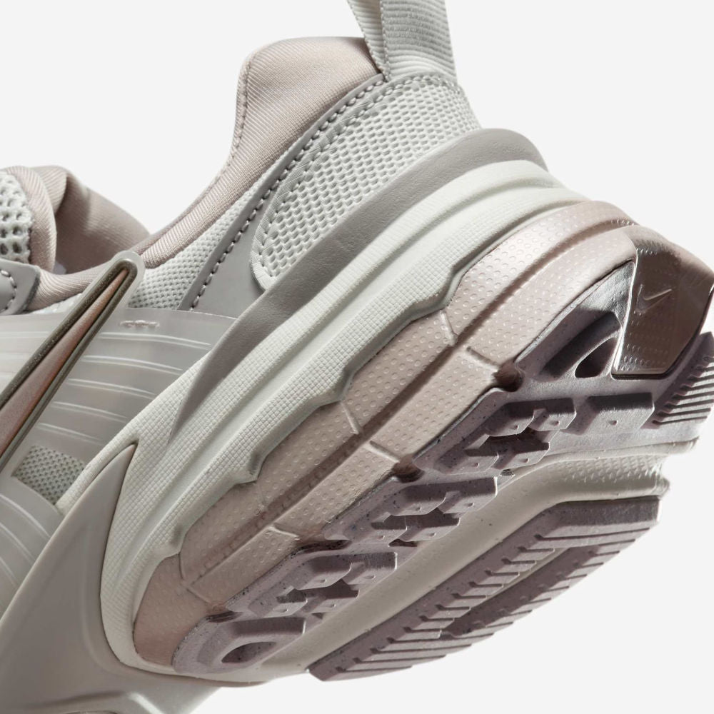 Tênis Nike V2K Run FD0736-011, Tamanho 38, Cabedal Respirável, Entressola Amortecida - Cinza Maltado