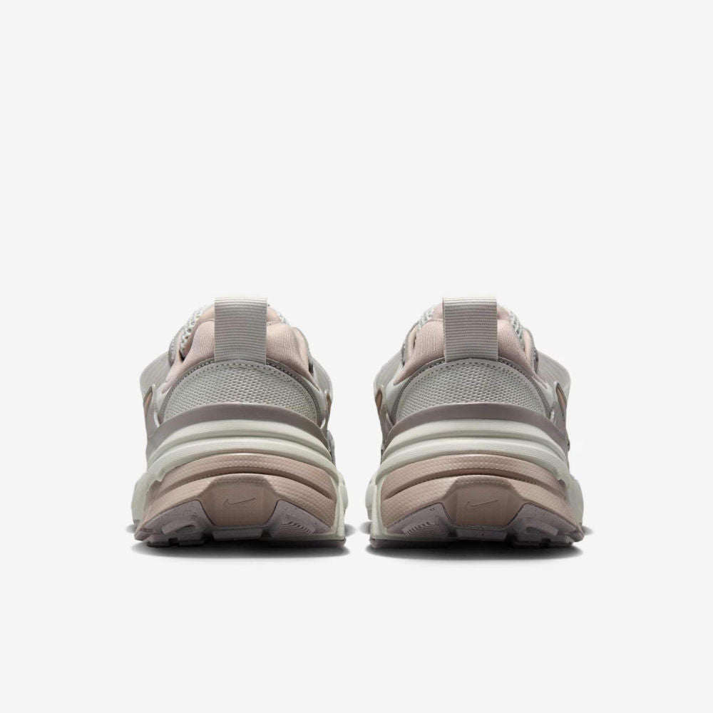 Tênis Nike V2K Run FD0736-011, Tamanho 38, Cabedal Respirável, Entressola Amortecida - Cinza Maltado