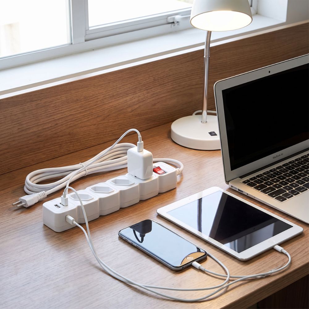 Protetor Filtro de Linha  Eletrônico Intelbras 4 Tomadas, 2 USB, EPE 204+ USB BR, Cabo 3 Metros - Branco