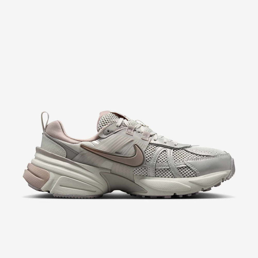 Tênis Nike V2K Run FD0736-011, Tamanho 38, Cabedal Respirável, Entressola Amortecida - Cinza Maltado