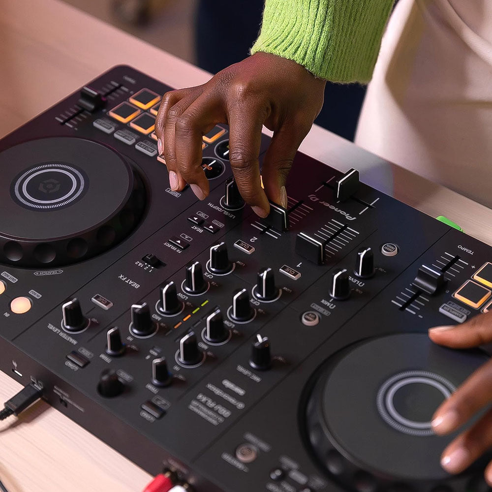 Controladora Pioneer DJ DDJ-FLX4 2 Decks Rekordbox e Serato DJ Controlador - Grafite